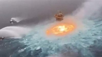 النار تخرج من تحت الماء.. حريق ضخم في خط أنابيب بخليج المكسيك | فيديو