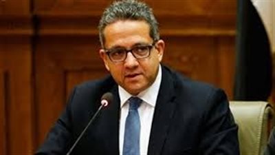 وزير الآثار يطالب تلاميذ رحلة مدرسية بعدم الكتابة على جدران الكرنك