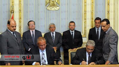 بالصور.. قنديل يشهد توقيع اتفاقية لتنفيذ مشروعات بالسكك الحديدية