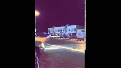 بالفيديو.. شباب يطلقون نارًا من سيارات يثير فزع المواطنين بالسعودية