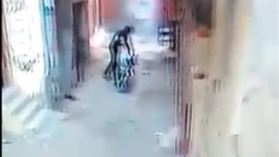 كاميرا مراقبة تكشف انتحال لص لصفة «محصل» وسرقة المنازل بالشرقية (فيديو)