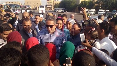 وزير الآثار يلتقط «سيلفي» مع زوار معبد الكرنك وتلاميذ المدارس