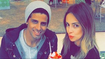 قبلة رومانسية من حمدي الميرغني لإسراء عبد الفتاح