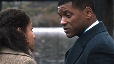 بالفيديو والصور.. «ويل سميث» طبيب ينشر الوعي بإصابات الملاعب في «Concussion»