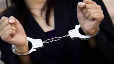 مسجلة آداب تتزعم تشكيلا عصابيا لسرقة المخازن في دمياط