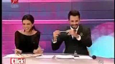 بالفيديو.. مذيع روماني يرقص على أنغام 