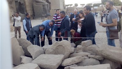 تفاصيل تجميع التمثال الرابع لرمسيس الثاني بمعبد الأقصر (صور)