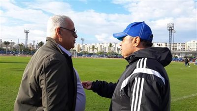 رئيس سموحة يدعم فريق الكرة قبل مواجهة بتروجت (صور)