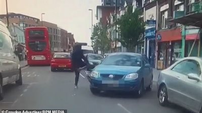 شاب يهاجم سيارة بسكين ضخم في وضح النهار (فيديو وصور)