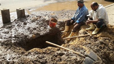 إصلاح كسر ماسورة مياه أمام مستشفى الهرم (صور)
