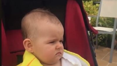 رد فعل طفلة غنت لها والدتها ( فيديو)