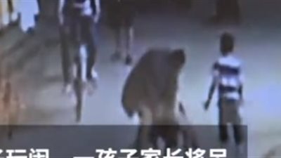 رد فعل قاس لأب تشاجر طفل مع ابنه ( فيديو)