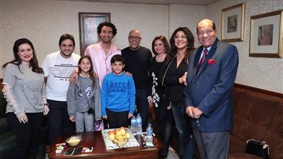 أشرف عبد الباقي يستقبل إلهام شاهين وهالة صدقي في مسرح مصر (صور)