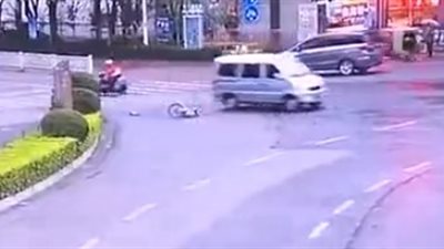 رد فعل صادم لسائق شاحنة دهس امرأة ٣ مرات (فيديو)