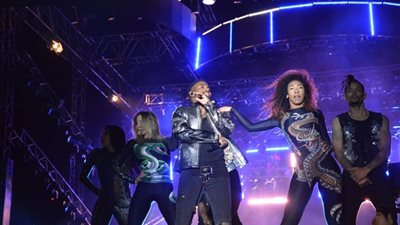 تامر حسني وجيسون ديرولو يتألقان في حفل الجامعة البريطانية.. «عيش بشوقك» أغنية الافتتاح.. نجم الجيل يقدم «ناسيني ليه» بتوزيع جديد.. الجمهور يتفاعل مع جيسون ديرولو.. والنجم العالمي ي