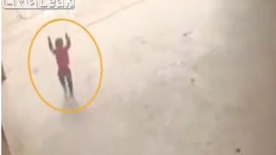 جد يقتل حفيده دهسا تحت عجلات سيارته (فيديو)