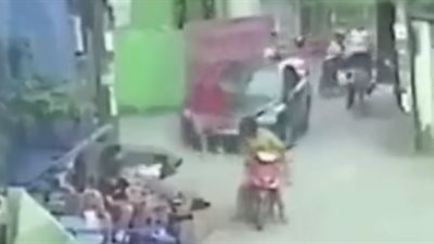 لحظة تعرض مجموعة أشخاص لحادث دهس مروع(فيديو)