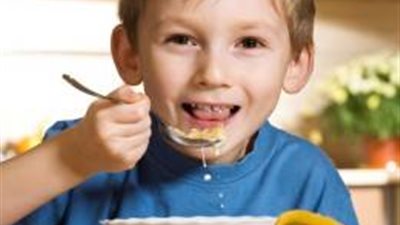 حيل إقناع طفلك بوجبة الإفطار