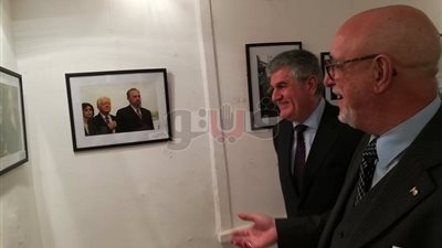 نجل جمال عبد الناصر يفتتح معرض «كاسترو والثورة» (صور)
