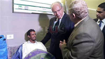 «الشريف» يطمئن على مصابي حادث «الروضة» بمستشفى قناة السويس (صور)