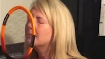 صعق أنف امرأة بمضرب ذباب في مقلب من عائلتها (فيديو وصور)