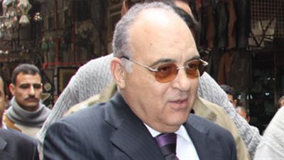 وزير الداخلية الأسبق يغادر مطار القاهرة برفقة زوجته إلى فرنسا