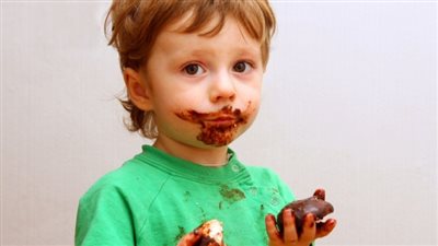 امنعي الشيكولاتة الداكنة عن طفلك الرضيع