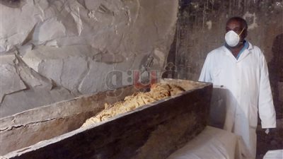 لحظة الكشف عن مومياء المقبرة «TT33» بالعساسيف (صور)