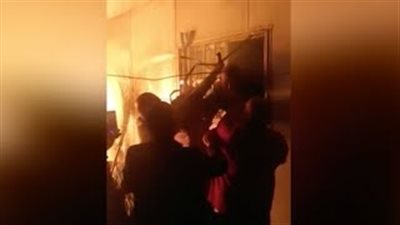 إنقاذ زوجين مسنين محاصرين داخل منزل محترق (فيديو)