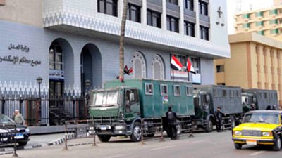 تكثيف أمني أمام قسم شرطة المنشية بالإسكندرية تحسبًا لتظاهرات 