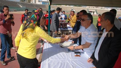 بالصور.. محافظ سوهاج يكرم الفرق الفائزة ببطولة الجمهورية