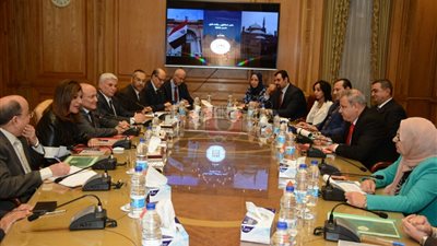 العصار ووزيرة الهجرة يناقشان قضايا «مصر تستطيع بأبناء النيل»