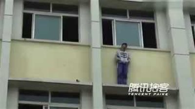 بالفيديو.. طالب يحاول الانتحار لرسوبه في الامتحان