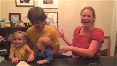 بالفيديو.. فتاة وحبيبها يبتكران طريقة رائعة لإعلان خبر الحمل