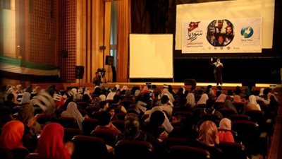 امرأة تتبرع 