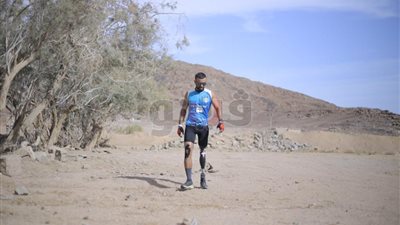 قاهر الصعاب.. عمر حجازي يواصل قيادة دراجته من طابا للأهرام بقدم واحدة