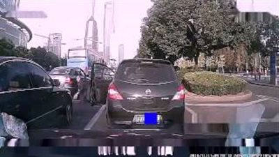 بالفيديو.. رجل ينقذ قطة قبل دهسها تحت عجلات سيارة على طريق مزدحم