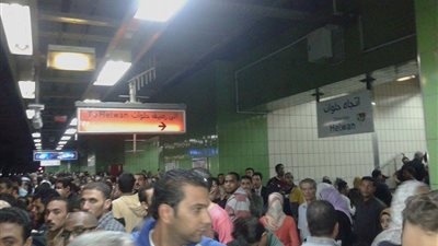 بالصور.. تكدس وزحام بمترو السادات بسبب تعطل القطارات