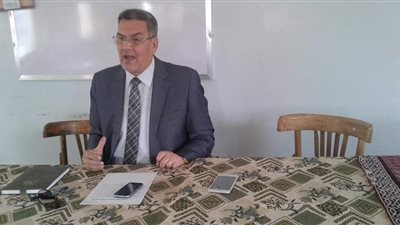 رئيس مدينة مغاغة بالمنيا يكرم أحد العمال لبلوغه سن المعاش