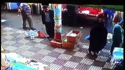 بالفيديو.. لصوص يسرقون بائعًا بعد انشغاله بفتاة حسناء