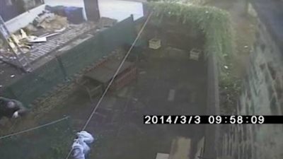 بالفيديو.. شرطى يسرق جيرانه ويحرق أغراضهم