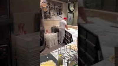 شيف يبهر الزبائن بحركات بهلوانية بعجينة البيتزا (فيديو)