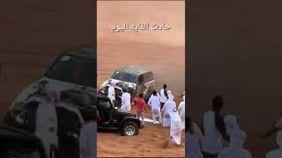 لحظة انقلاب سيارة واشتعال النيران فيها (فيديو)