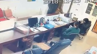 لحظة اعتداء رجل على امرأة في عملها بطعنها (فيديو)