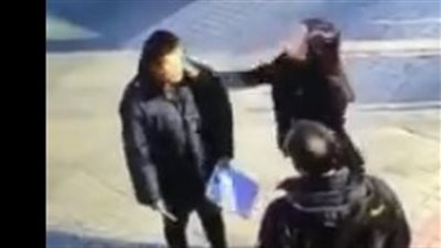 رد فعل غريب لحارس أمن بعد تعدي سيدة عليه (فيديو)