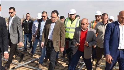 مصر تدخل عصر ناطحات السحاب.. رئيس الوزراء يتفقد العاصمة الإدارية.. مدبولي يتابع تنفيذ أبراج حي المال والأعمال.. الانتهاء من أعمال الحفر بنسبة 90%.. ويزور الحي السكني والفيلات و«جاردن سيتي»