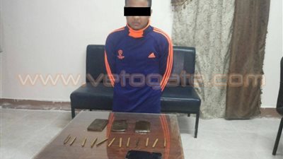 ضبط عاطل بحوزته حشيشا وهروب آخر بالإسماعيلية