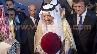 بالصور.. وزير الاقتصاد التركي يستقبل الملك سلمان في أنطاليا