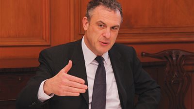 بريطانيا تؤكد دعم التحول الديمقراطي في مصر.. «فرايزر»: خريطة الطريق «محترمة».. ندين العنف ووجود «الإخوان» بلندن لا يعني دعمنا للإرهاب.. نبحث الأموال المهربة لـ«نظام 