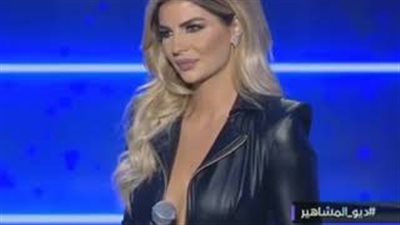 بالفيديو.. ملكة جمال لبنان تغطي «صدرها» بعد تعرضها لموقف محرج